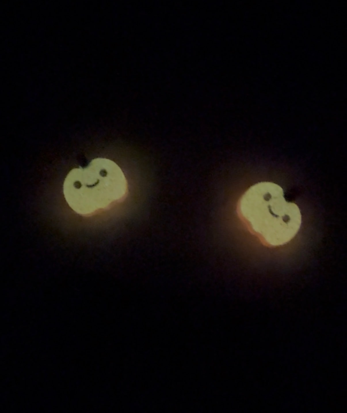 Glow in the dark pumpkin Studs